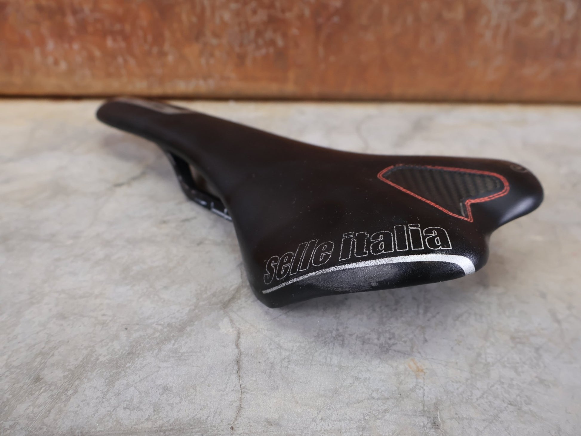 Sattel von Selle Italia, SELLE ITALIA SLR KIT CARBONIO FAHRRADSATTEL – CARBON / 131 MM vor USEDBIKES - OB.DE Hintergrund