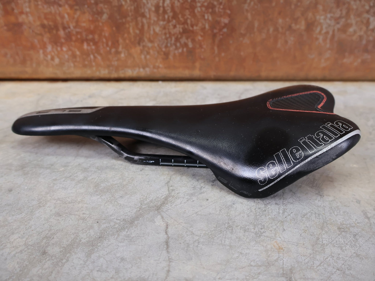 Sattel von Selle Italia, SELLE ITALIA SLR KIT CARBONIO FAHRRADSATTEL – CARBON / 131 MM vor USEDBIKES - OB.DE Hintergrund