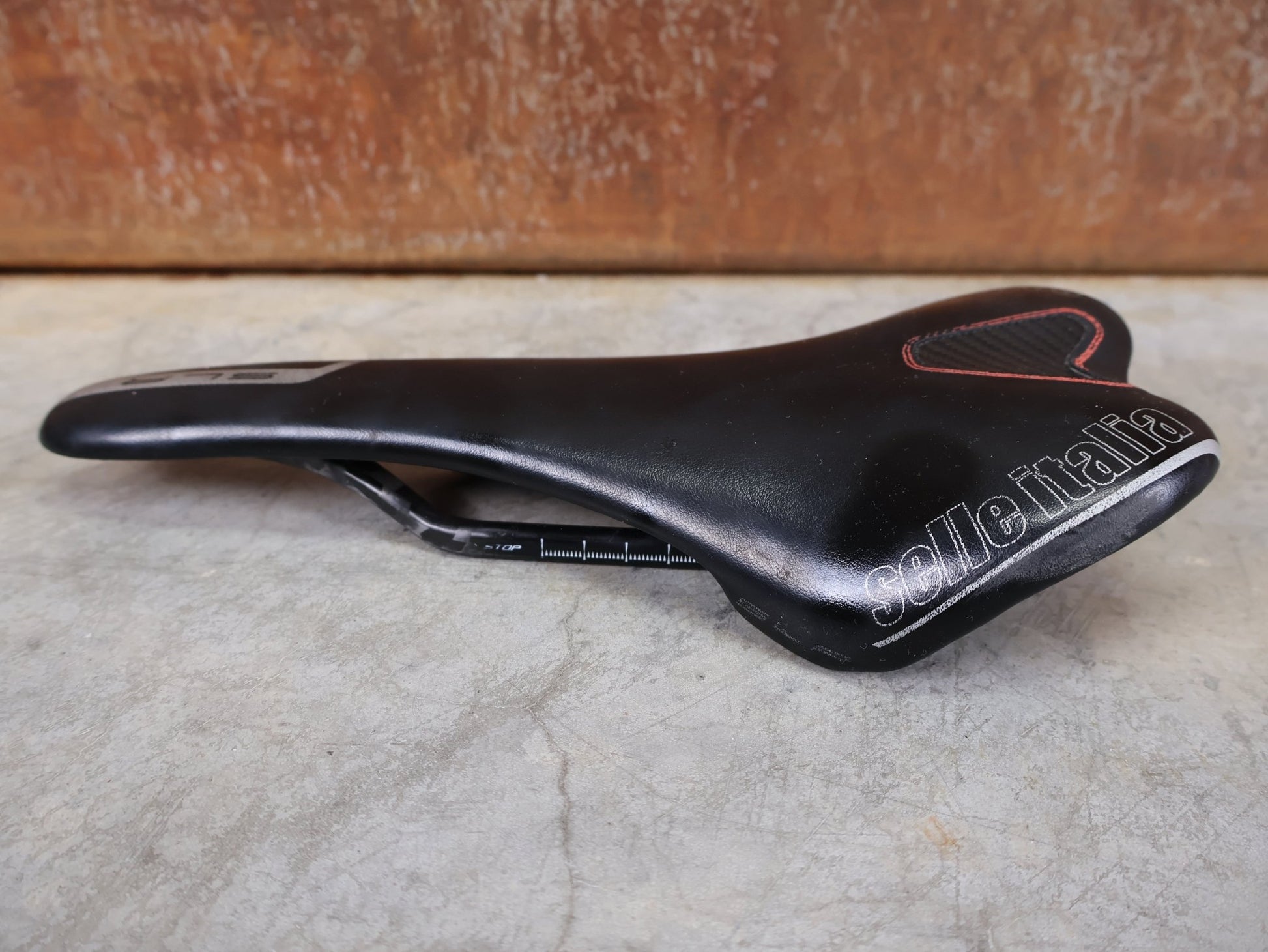 Sattel von Selle Italia, SELLE ITALIA SLR KIT CARBONIO FAHRRADSATTEL – CARBON / 131 MM vor USEDBIKES - OB.DE Hintergrund