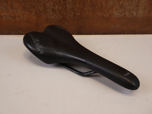Sattel von Selle Italia, SELLE ITALIA X1 SATTEL / 135 MM / RENNRAD MTB / FEC ALLOY vor USEDBIKES-OB.DE Hintergrund