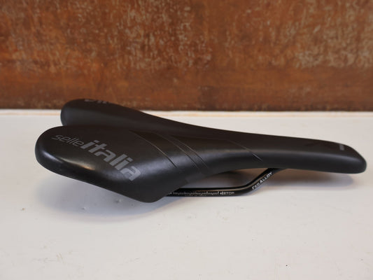 Sattel von Selle Italia, SELLE ITALIA X1 SATTEL / 135 MM / RENNRAD MTB / FEC ALLOY vor USEDBIKES-OB.DE Hintergrund