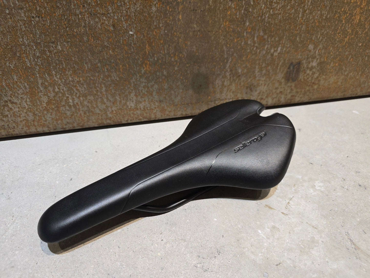 Sattel von Selle Royal, SELLE ROYAL SETA SL MG 7MM SATTEL / 145MM in variant_title vor USEDBIKES - OB.DE Hintergrund