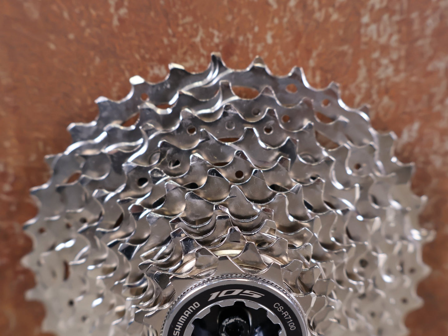 Kassette & Zahnkränze von Shimano, SHIMANO 105 CS - R7100 KASSETTE / 12 - FACH / 11 - 34 / ROAD vor USEDBIKES - OB.DE Hintergrund