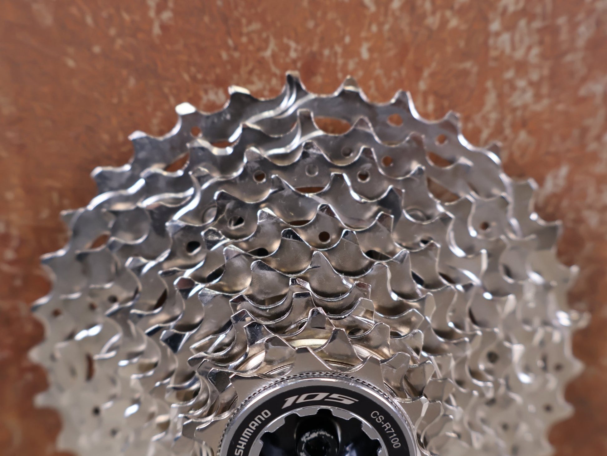 Kassette & Zahnkränze von Shimano, SHIMANO 105 CS - R7100 KASSETTE / 12 - FACH / 11 - 34 / ROAD vor USEDBIKES - OB.DE Hintergrund