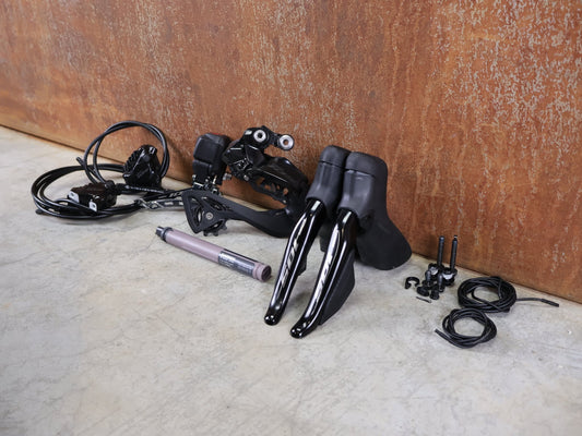 Schaltgruppen von Shimano, SHIMANO 105 DI2 R7170 / ELEKTRONISCHE SCHALTGRUPPE / 2X12 - FACH / DISC vor USEDBIKES - OB.DE Hintergrund