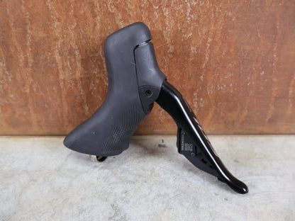 Schaltgruppen von Shimano, SHIMANO 105 DI2 R7170 / ELEKTRONISCHE SCHALTGRUPPE / 2X12 - FACH / DISC vor USEDBIKES - OB.DE Hintergrund