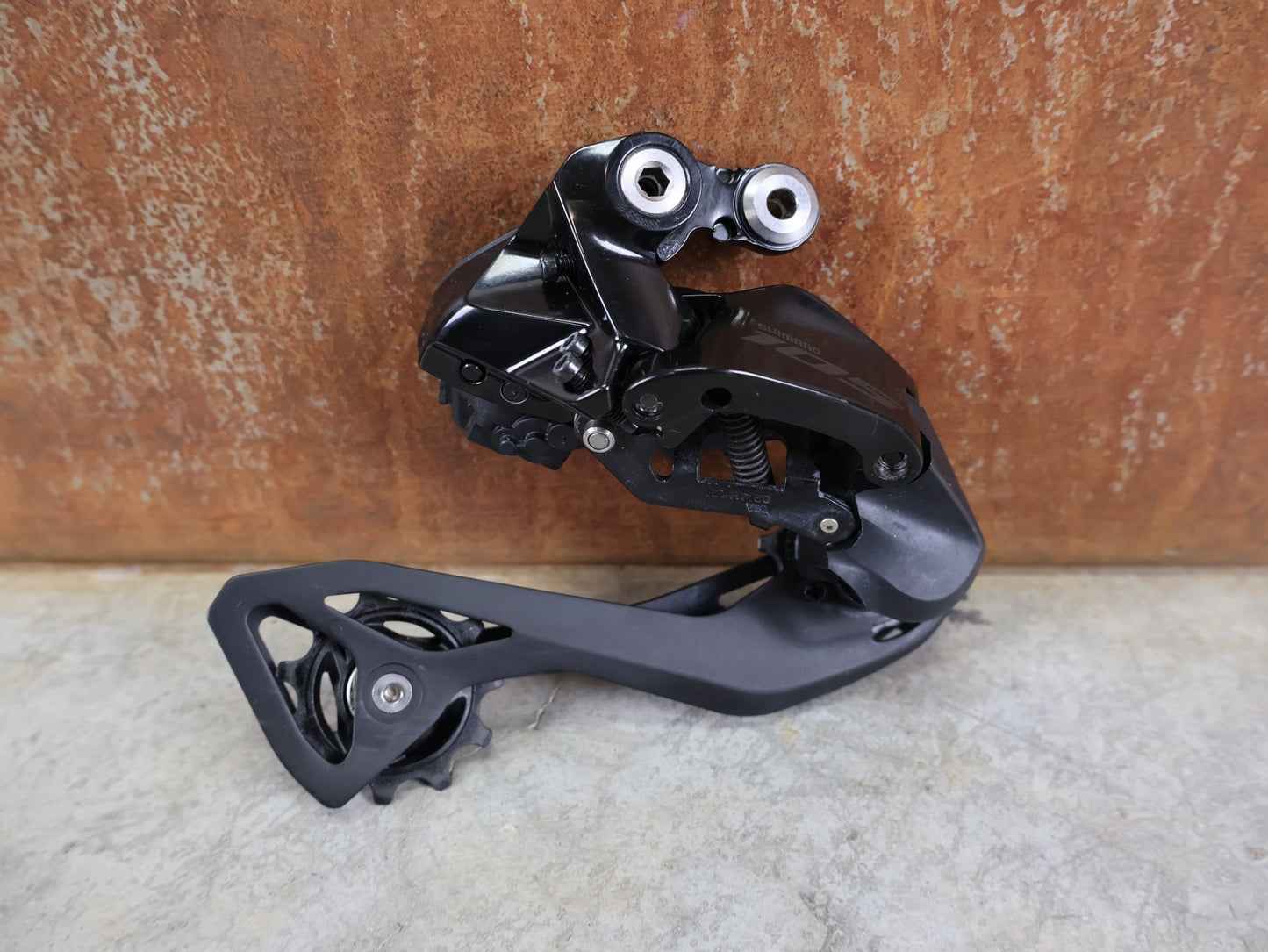 Schaltgruppen von Shimano, SHIMANO 105 DI2 R7170 / ELEKTRONISCHE SCHALTGRUPPE / 2X12 - FACH / DISC vor USEDBIKES - OB.DE Hintergrund