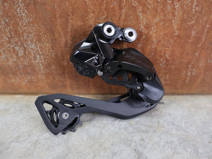 Schaltgruppen von Shimano, SHIMANO 105 DI2 R7170 / ELEKTRONISCHE SCHALTGRUPPE / 2X12 - FACH / DISC vor USEDBIKES - OB.DE Hintergrund