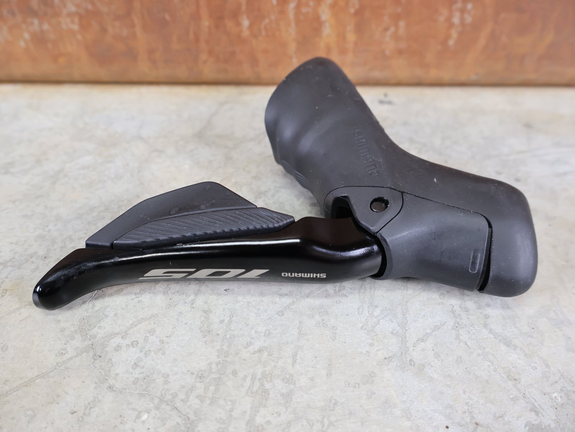 Schaltgruppen von Shimano, SHIMANO 105 DI2 R7170 / ELEKTRONISCHE SCHALTGRUPPE / 2X12 - FACH / DISC vor USEDBIKES - OB.DE Hintergrund