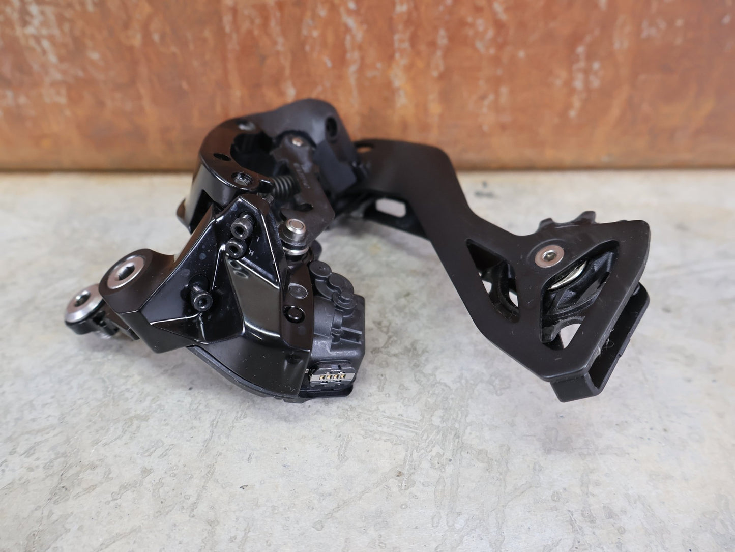 Schaltgruppen von Shimano, SHIMANO 105 DI2 R7170 / ELEKTRONISCHE SCHALTGRUPPE / 2X12 - FACH / DISC vor USEDBIKES - OB.DE Hintergrund