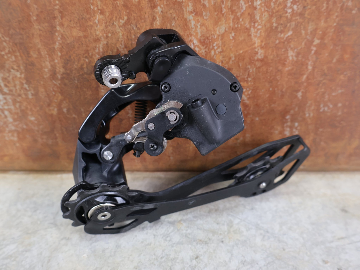 Schaltgruppen von Shimano, SHIMANO 105 DI2 R7170 / ELEKTRONISCHE SCHALTGRUPPE / 2X12 - FACH / DISC vor USEDBIKES - OB.DE Hintergrund