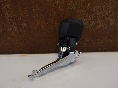 Schaltungsteile von Shimano, SHIMANO 105 DI2 UMWERFER FD-R7150 / 2X12-FACH / ANLÖT / 142 G vor USEDBIKES-OB.DE Hintergrund