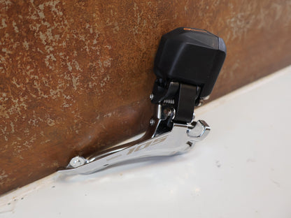 Schaltungsteile von Shimano, SHIMANO 105 DI2 UMWERFER FD-R7150 / 2X12-FACH / ANLÖT / 142 G vor USEDBIKES-OB.DE Hintergrund