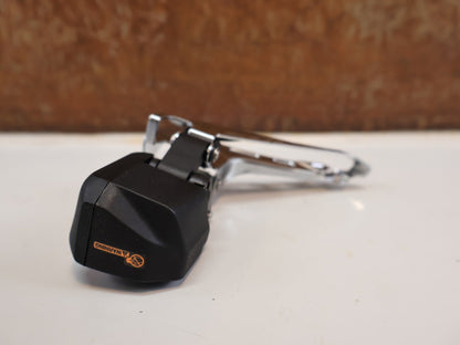 Schaltungsteile von Shimano, SHIMANO 105 DI2 UMWERFER FD-R7150 / 2X12-FACH / ANLÖT / 142 G vor USEDBIKES-OB.DE Hintergrund