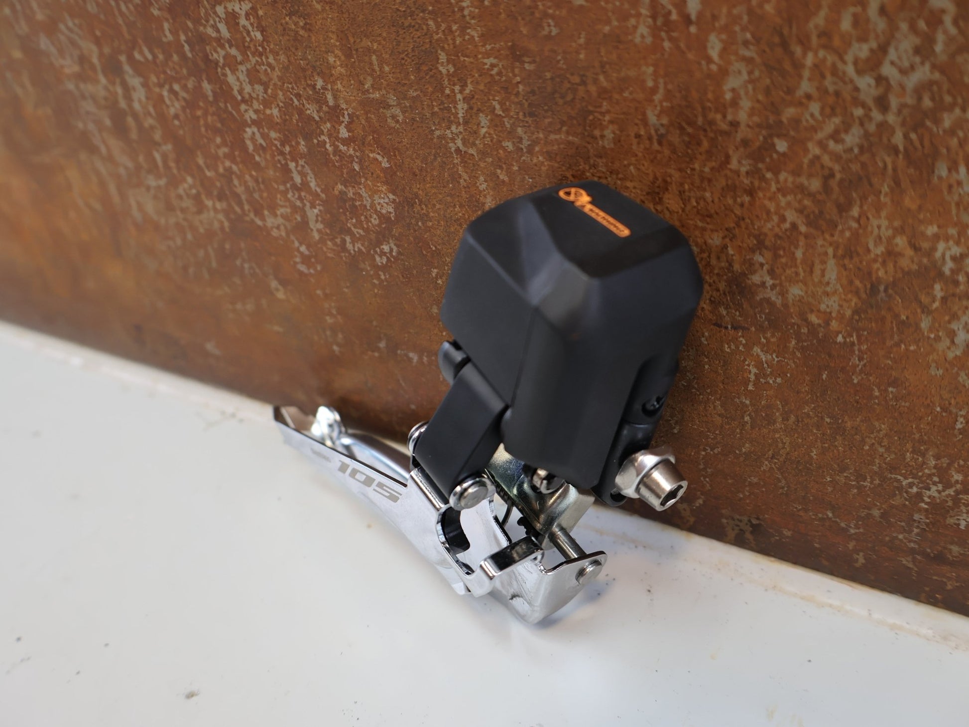 Schaltungsteile von Shimano, SHIMANO 105 DI2 UMWERFER FD-R7150 / 2X12-FACH / ANLÖT / 142 G vor USEDBIKES-OB.DE Hintergrund