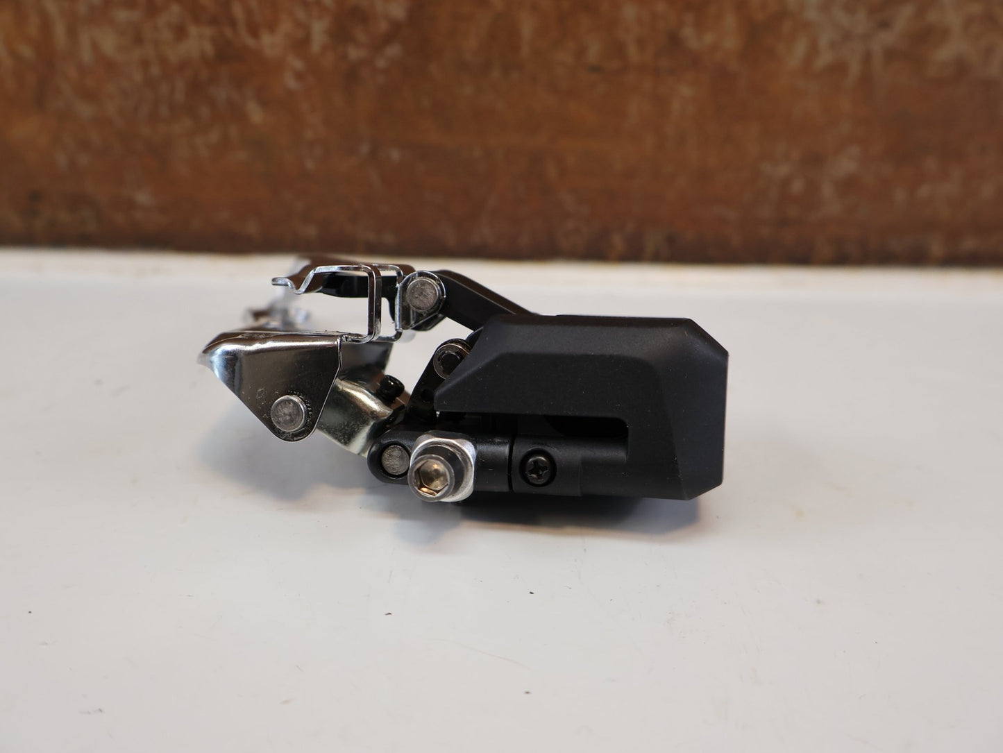 Schaltungsteile von Shimano, SHIMANO 105 DI2 UMWERFER FD-R7150 / 2X12-FACH / ANLÖT / 142 G vor USEDBIKES-OB.DE Hintergrund