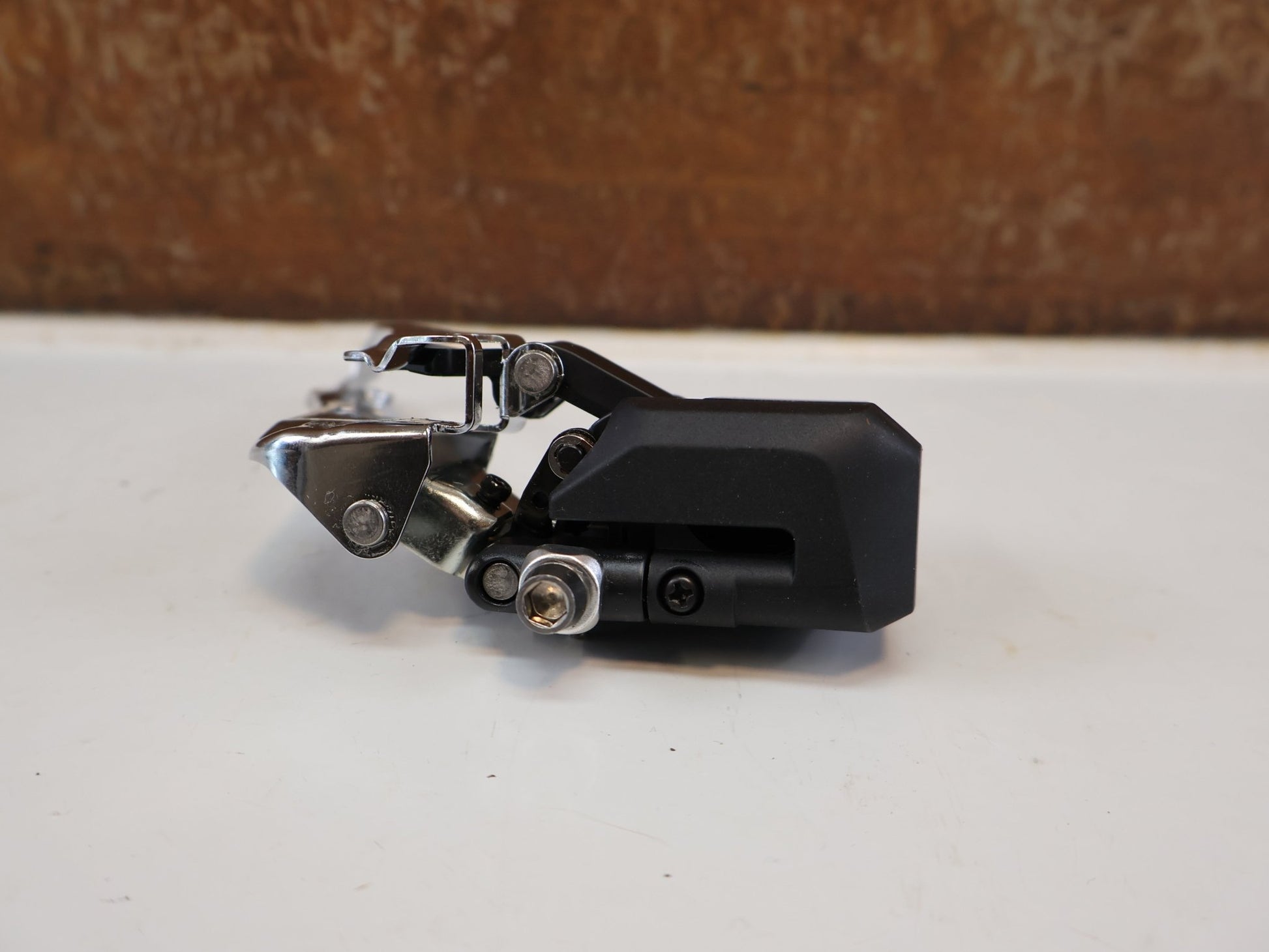 Schaltungsteile von Shimano, SHIMANO 105 DI2 UMWERFER FD-R7150 / 2X12-FACH / ANLÖT / 142 G vor USEDBIKES-OB.DE Hintergrund