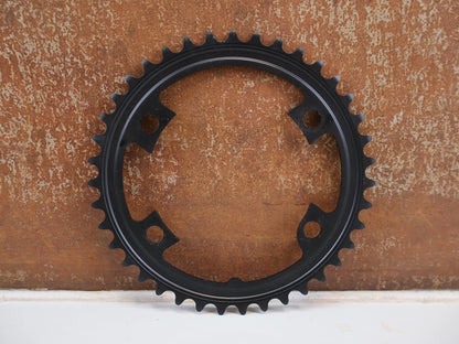 Kettenblatt von Shimano, SHIMANO 105 FC-R7000 KETTENBLATT 39Z SCHWARZ 110MM vor USEDBIKES-OB.DE Hintergrund