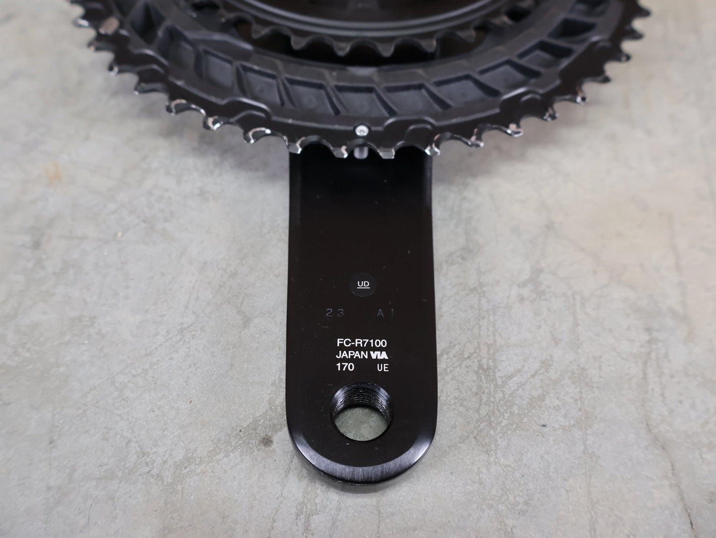 Kurbel von Shimano, SHIMANO 105 FC - R7100 / 2X12 - FACH KURBELGARNITUR / HOLLOWTECH II / 50 - 34 Z / 170MM vor USEDBIKES - OB.DE Hintergrund