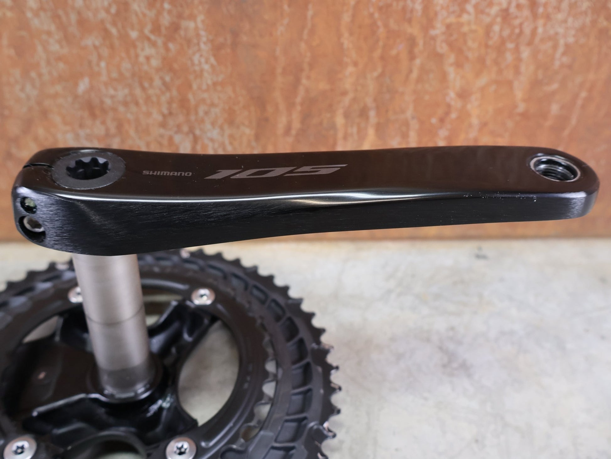 Kurbel von Shimano, SHIMANO 105 FC - R7100 / 2X12 - FACH KURBELGARNITUR / HOLLOWTECH II / 50 - 34 Z / 170MM vor USEDBIKES - OB.DE Hintergrund