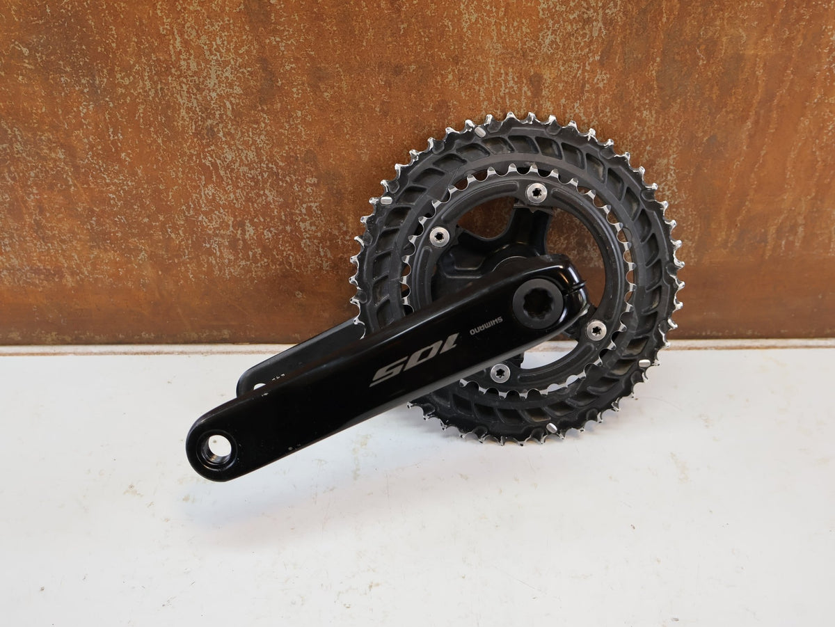 Kurbel von Shimano, SHIMANO 105 FC R7100 KURBELGARNITUR 2X12 50-34Z 175MM SCHWARZ ROAD vor USEDBIKES-OB.DE Hintergrund