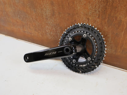 Kurbel von Shimano, SHIMANO 105 FC R7100 KURBELGARNITUR 2X12 50-34Z 175MM SCHWARZ ROAD vor USEDBIKES-OB.DE Hintergrund