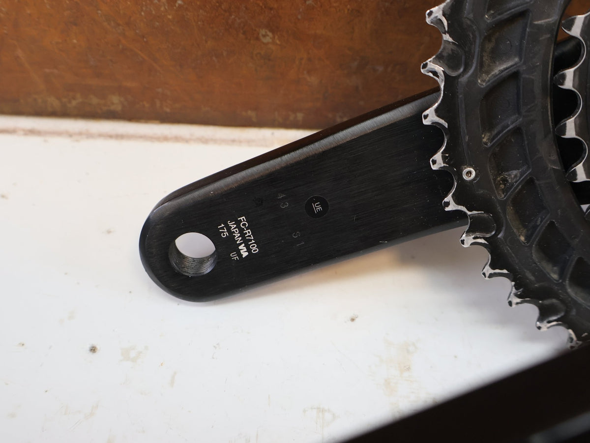 Kurbel von Shimano, SHIMANO 105 FC R7100 KURBELGARNITUR 2X12 50-34Z 175MM SCHWARZ ROAD vor USEDBIKES-OB.DE Hintergrund
