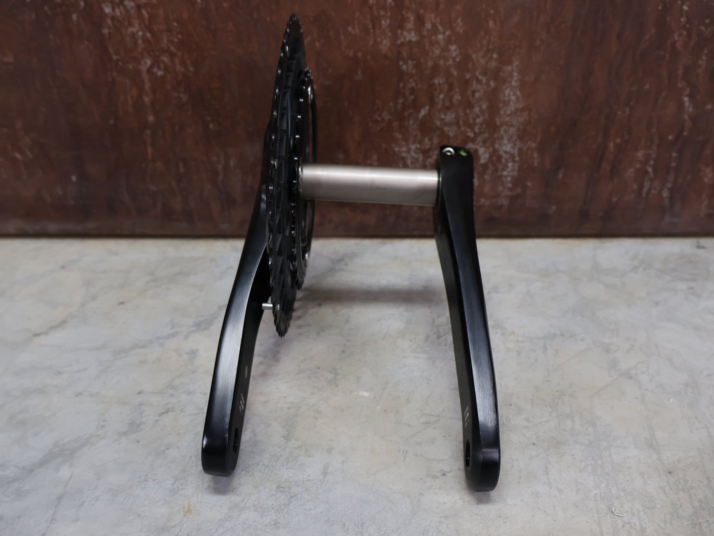 Kurbel von Shimano, SHIMANO 105 FC - R7100 KURBELGARNITUR 2X12FACH 50/34ZÄHNE 170 - 175MM vor USEDBIKES - OB.DE Hintergrund