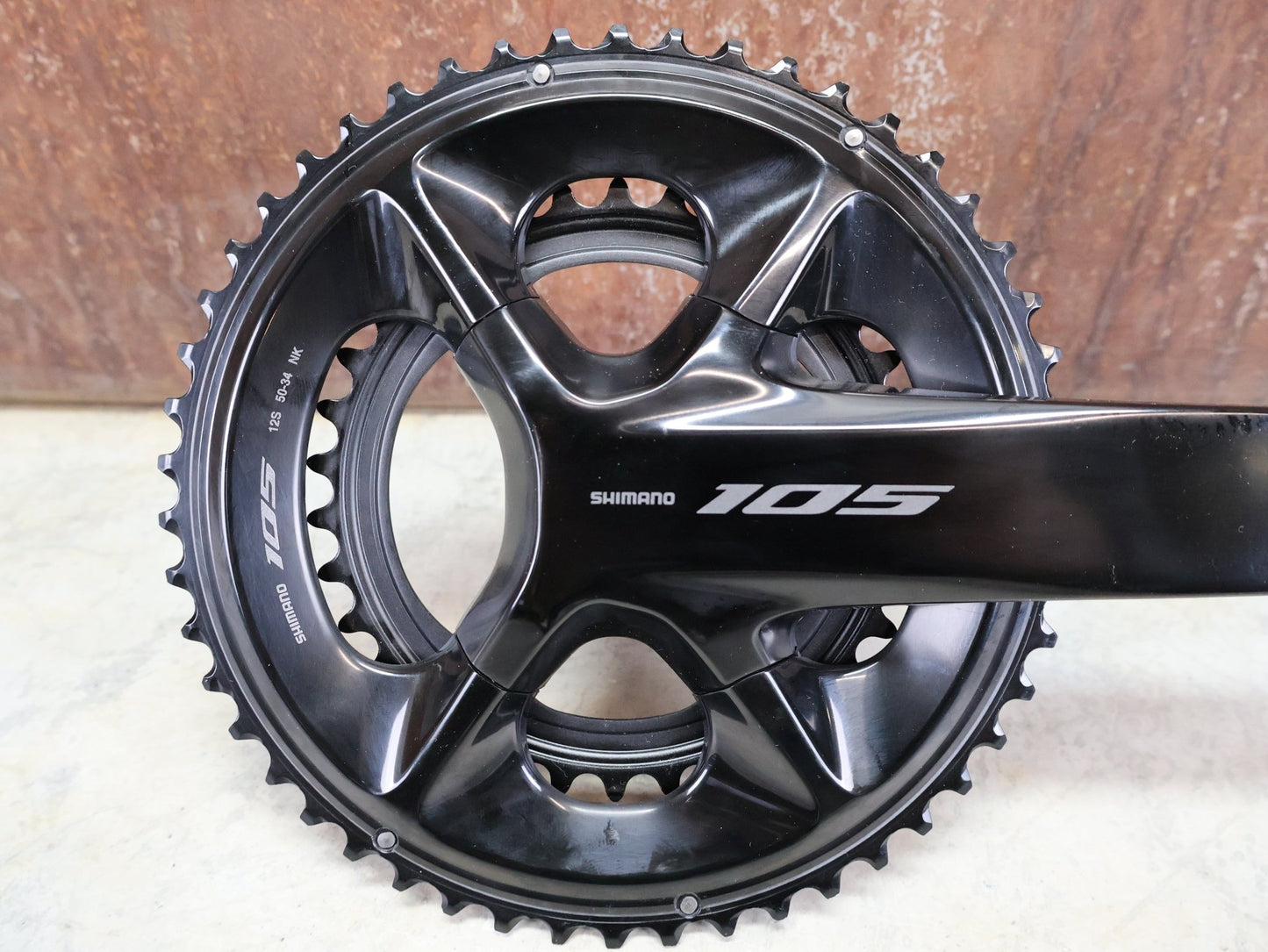 Kurbel von Shimano, SHIMANO 105 FC - R7100 KURBELGARNITUR 2X12FACH 50/34ZÄHNE 170 - 175MM vor USEDBIKES - OB.DE Hintergrund