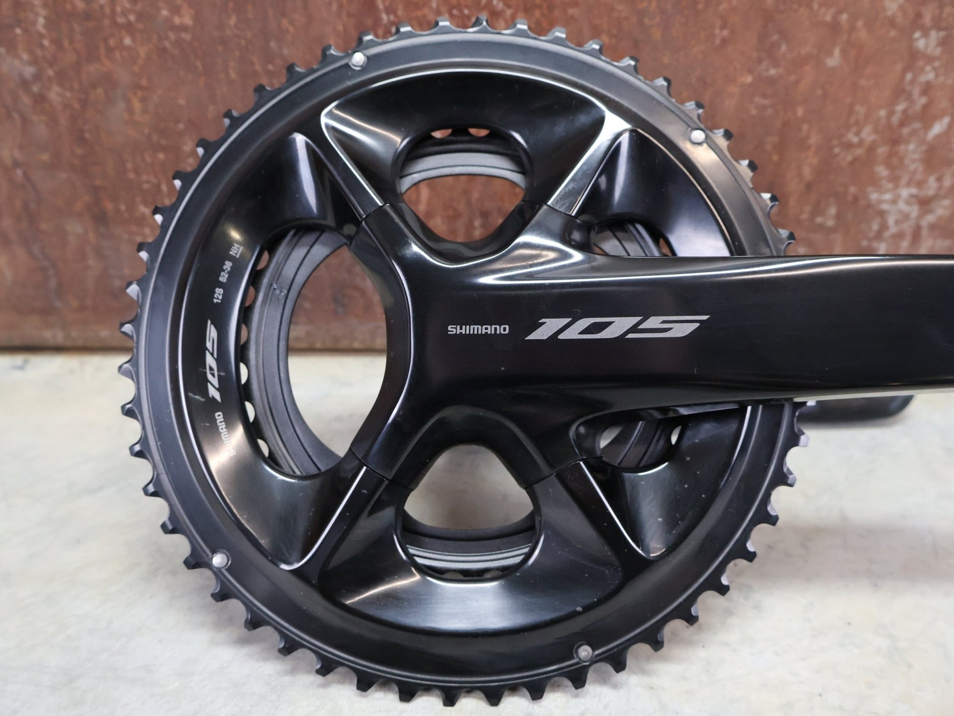 Kurbel von Shimano, SHIMANO 105 FC - R7100 KURBELGARNITUR 2X12FACH 52/36ZÄHNE 170 - 175MM vor USEDBIKES - OB.DE Hintergrund