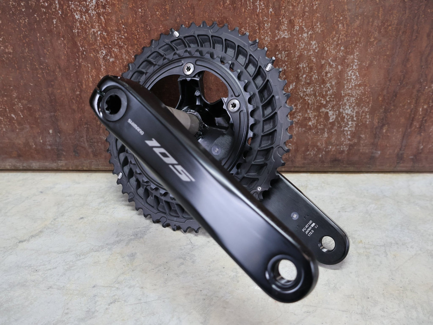 Kurbel von Shimano, SHIMANO 105 FC - R7100 KURBELGARNITUR 2X12FACH 52/36ZÄHNE 170 - 175MM vor USEDBIKES - OB.DE Hintergrund