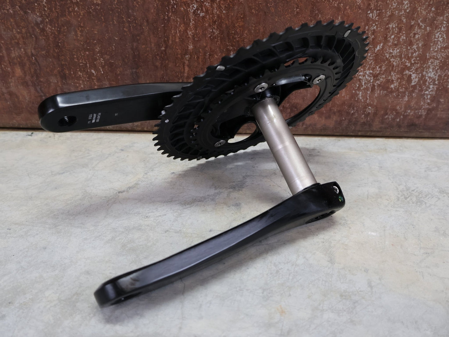 Kurbel von Shimano, SHIMANO 105 FC - R7100 KURBELGARNITUR 2X12FACH 52/36ZÄHNE 170 - 175MM vor USEDBIKES - OB.DE Hintergrund