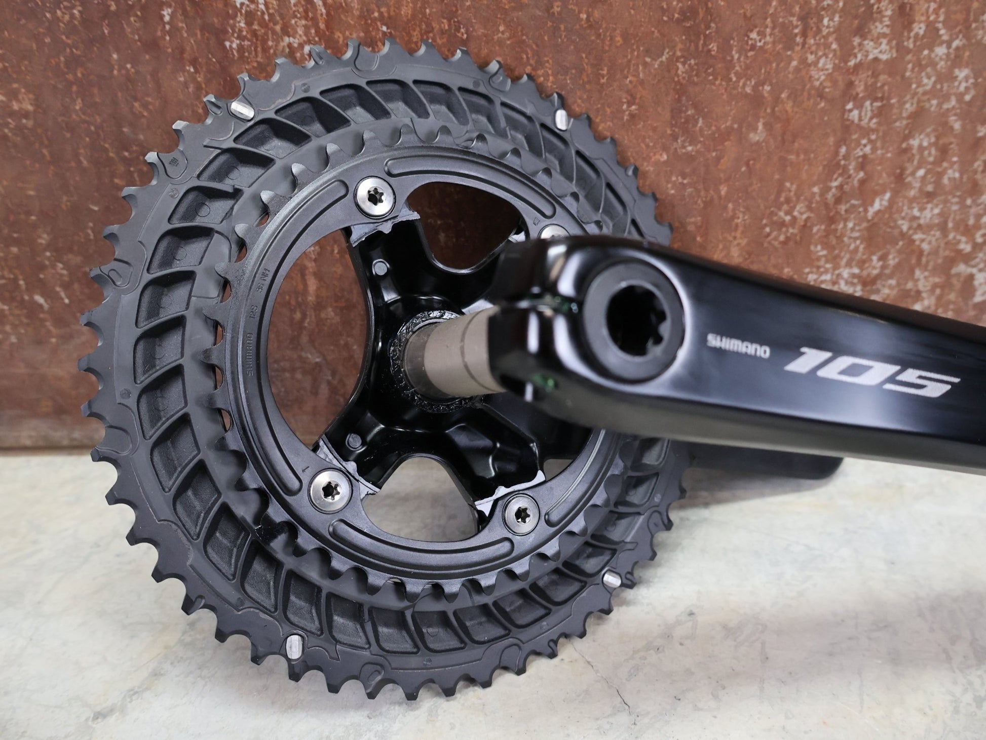 Kurbel von Shimano, SHIMANO 105 FC - R7100 KURBELGARNITUR 2X12FACH 52/36ZÄHNE 170 - 175MM vor USEDBIKES - OB.DE Hintergrund