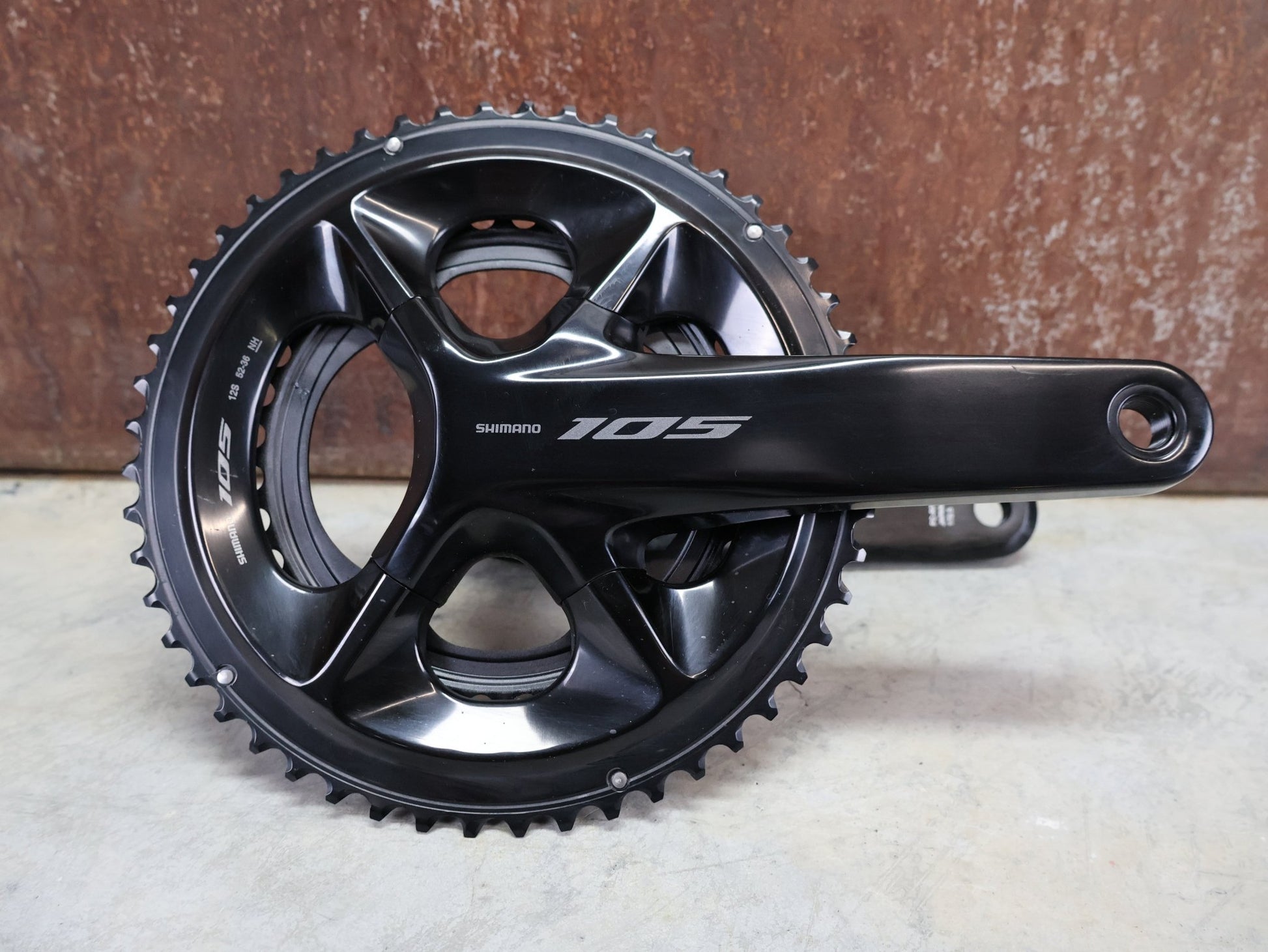 Kurbel von Shimano, SHIMANO 105 FC - R7100 KURBELGARNITUR 2X12FACH 52/36ZÄHNE 170 - 175MM vor USEDBIKES - OB.DE Hintergrund