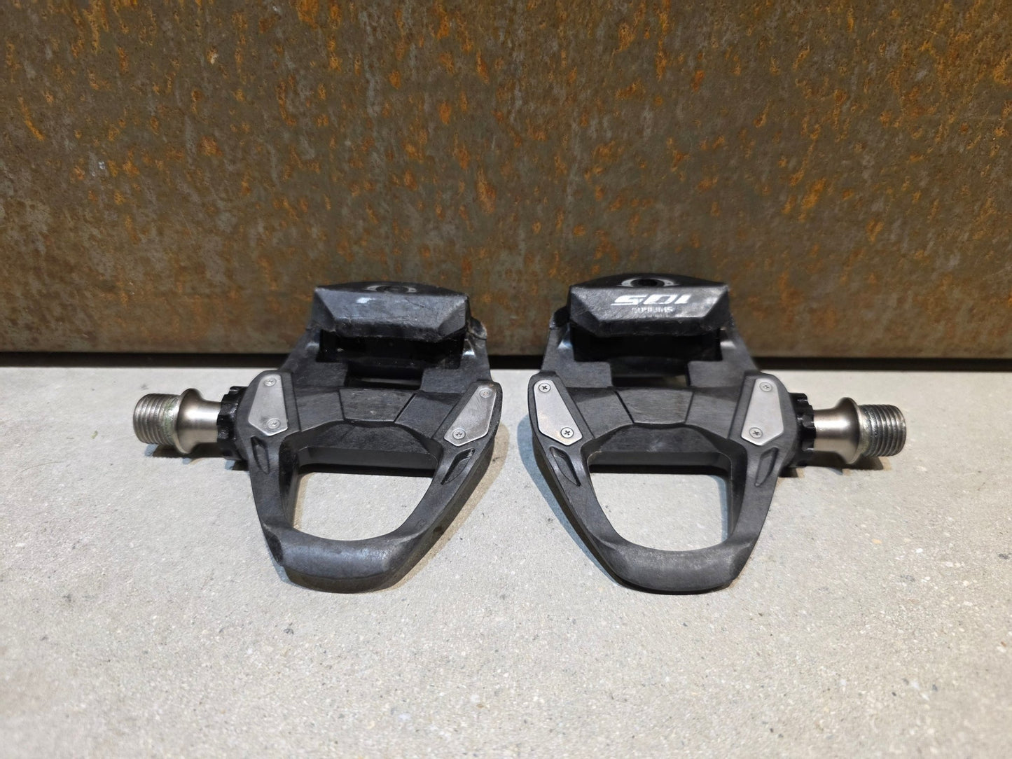 Pedale von Shimano, SHIMANO 105 PD - R7000 / RENNRAD PEDAL SPD - SL vor USEDBIKES - OB.DE Hintergrund
