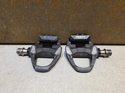 Pedale von Shimano, SHIMANO 105 PD - R7000 / RENNRAD PEDAL SPD - SL vor USEDBIKES - OB.DE Hintergrund