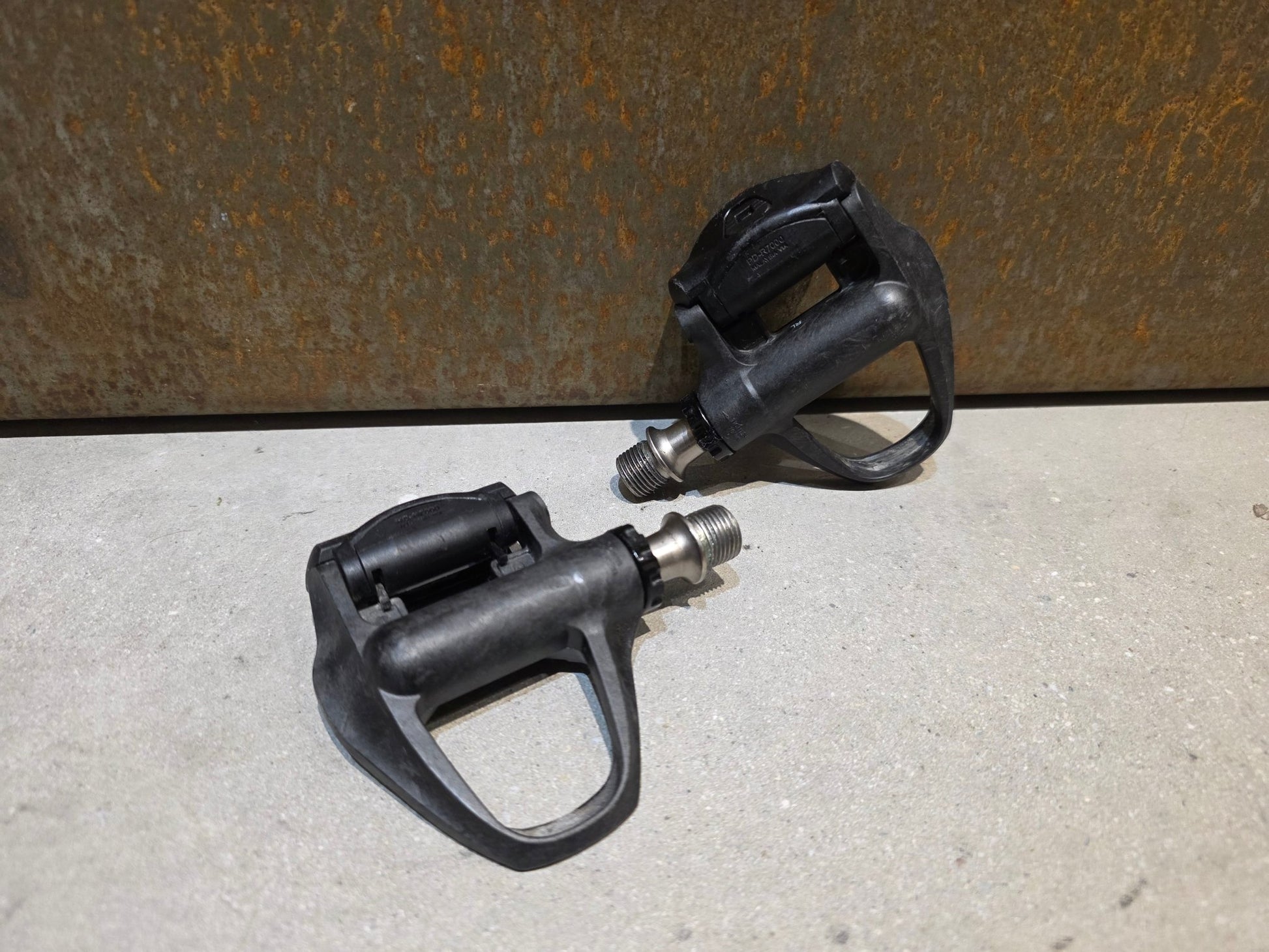 Pedale von Shimano, SHIMANO 105 PD - R7000 / RENNRAD PEDAL SPD - SL vor USEDBIKES - OB.DE Hintergrund