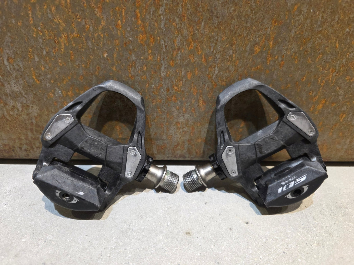 Pedale von Shimano, SHIMANO 105 PD - R7000 / RENNRAD PEDAL SPD - SL vor USEDBIKES - OB.DE Hintergrund