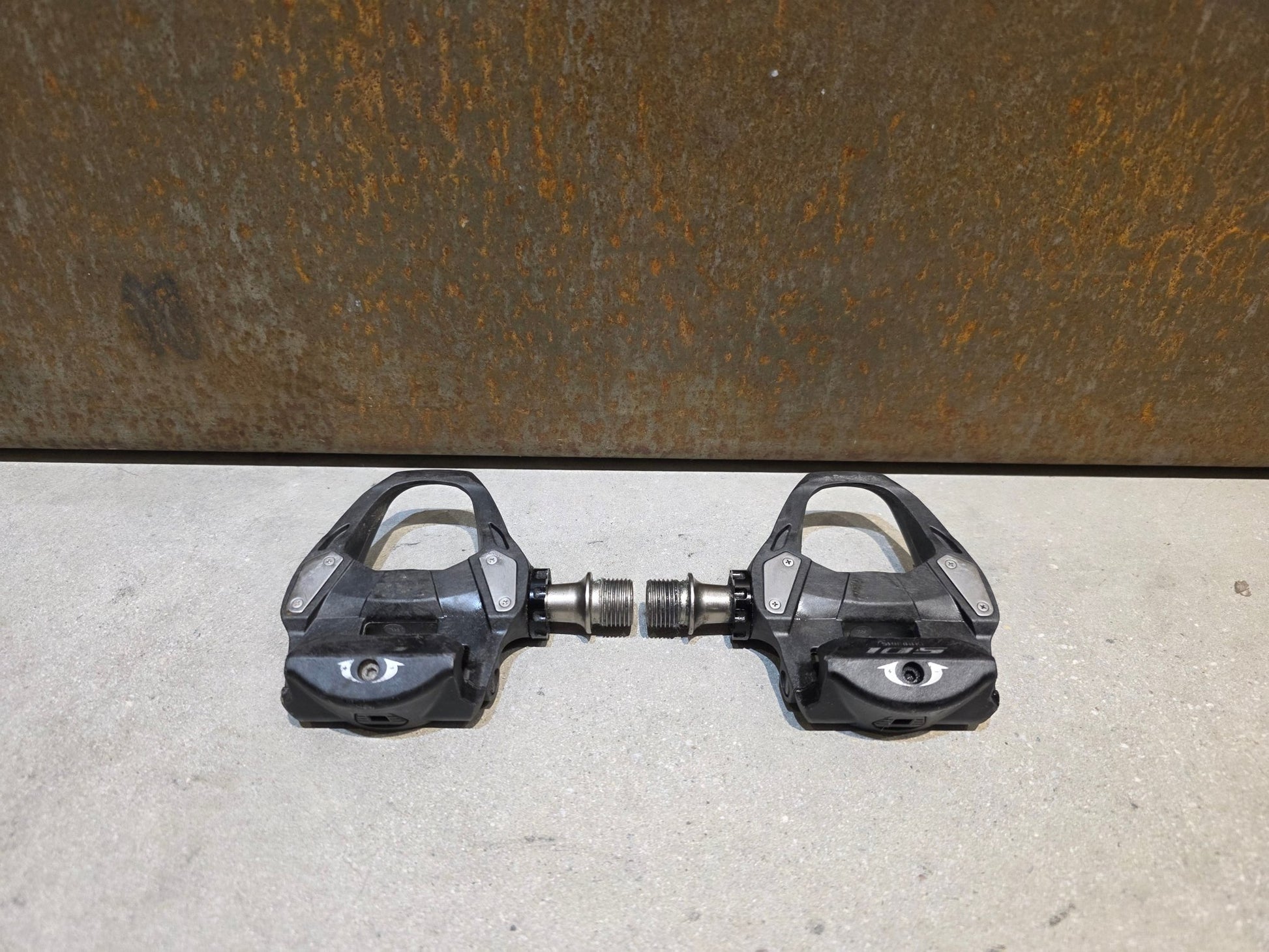 Pedale von Shimano, SHIMANO 105 PD - R7000 / RENNRAD PEDAL SPD - SL vor USEDBIKES - OB.DE Hintergrund