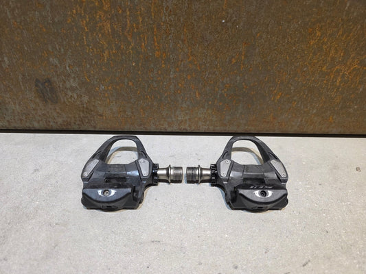Pedale von Shimano, SHIMANO 105 PD - R7000 / RENNRAD PEDAL SPD - SL vor USEDBIKES - OB.DE Hintergrund