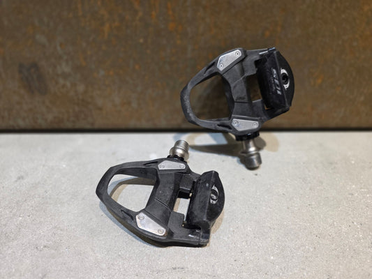 Pedale von Shimano, SHIMANO 105 PD - R7000 / RENNRAD PEDAL SPD - SL vor USEDBIKES - OB.DE Hintergrund
