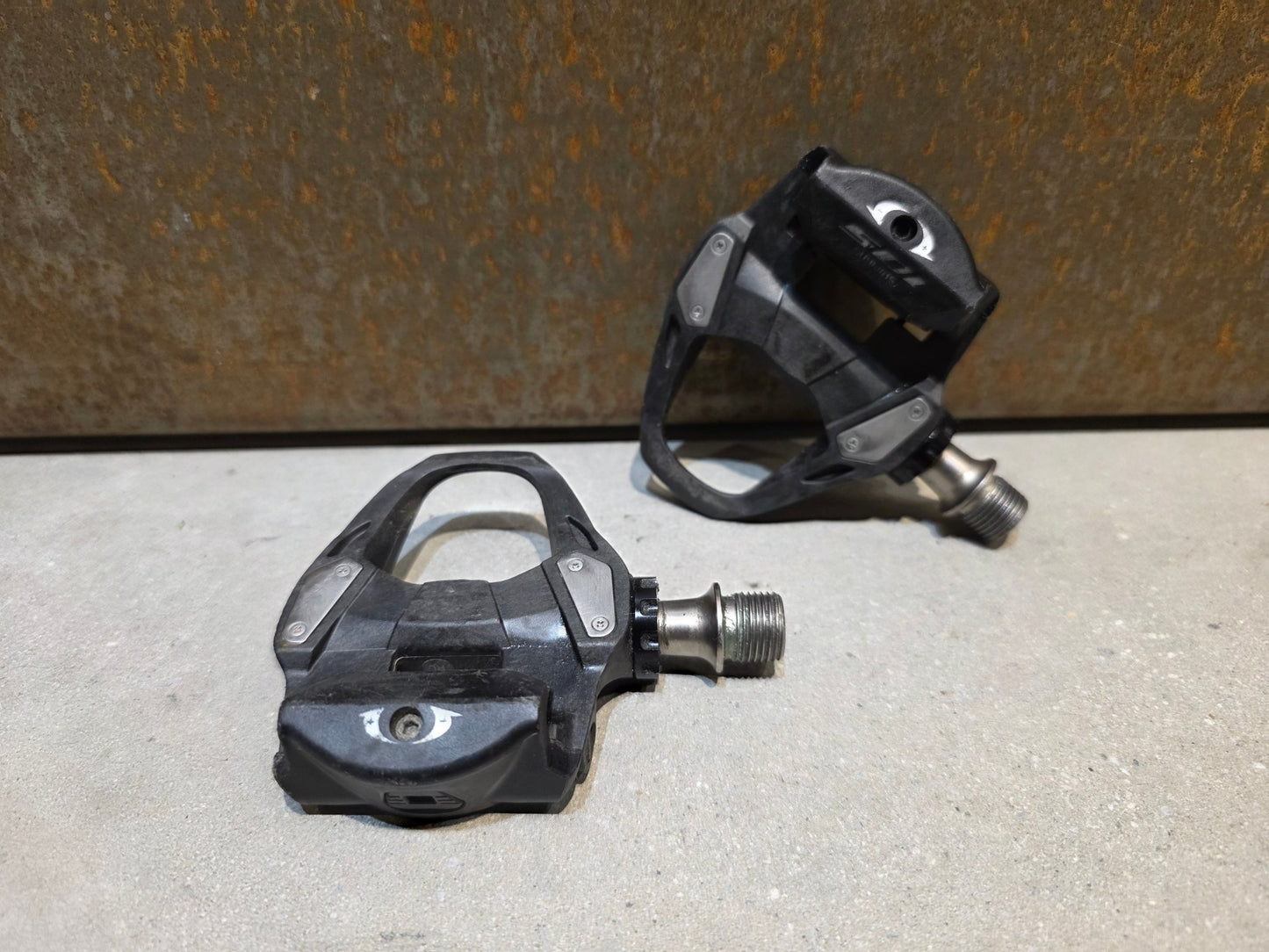 Pedale von Shimano, SHIMANO 105 PD - R7000 / RENNRAD PEDAL SPD - SL vor USEDBIKES - OB.DE Hintergrund