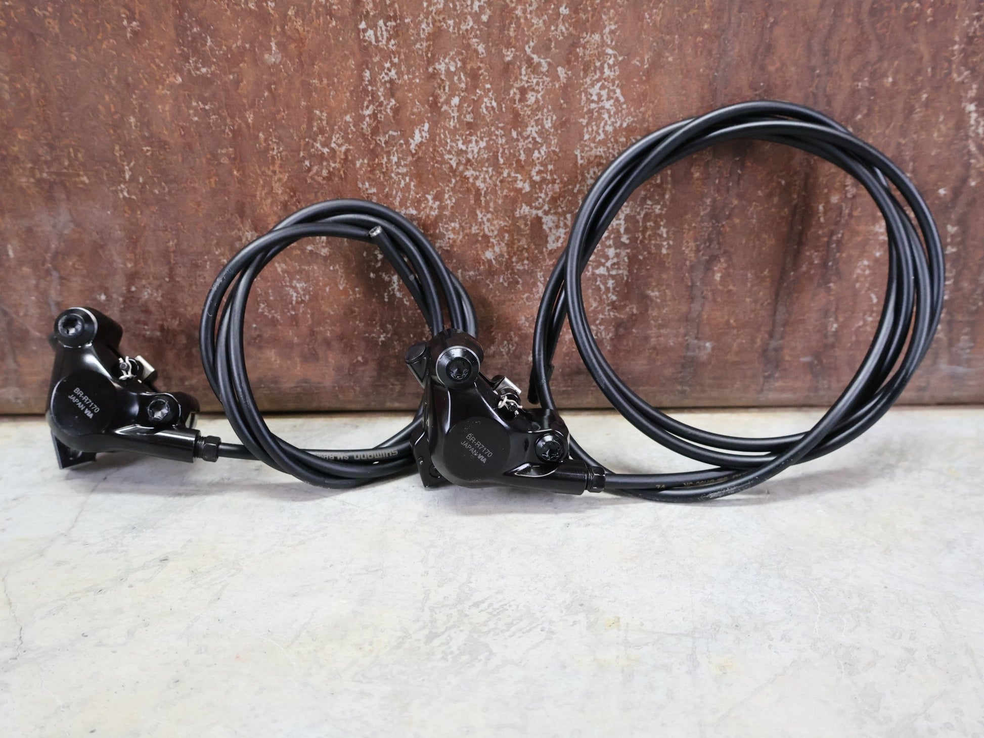 Schaltgruppen von Shimano, SHIMANO 105 R7120 / 7170 SCHALTGRUPPE 2 X 12 FACH vor USEDBIKES - OB.DE Hintergrund