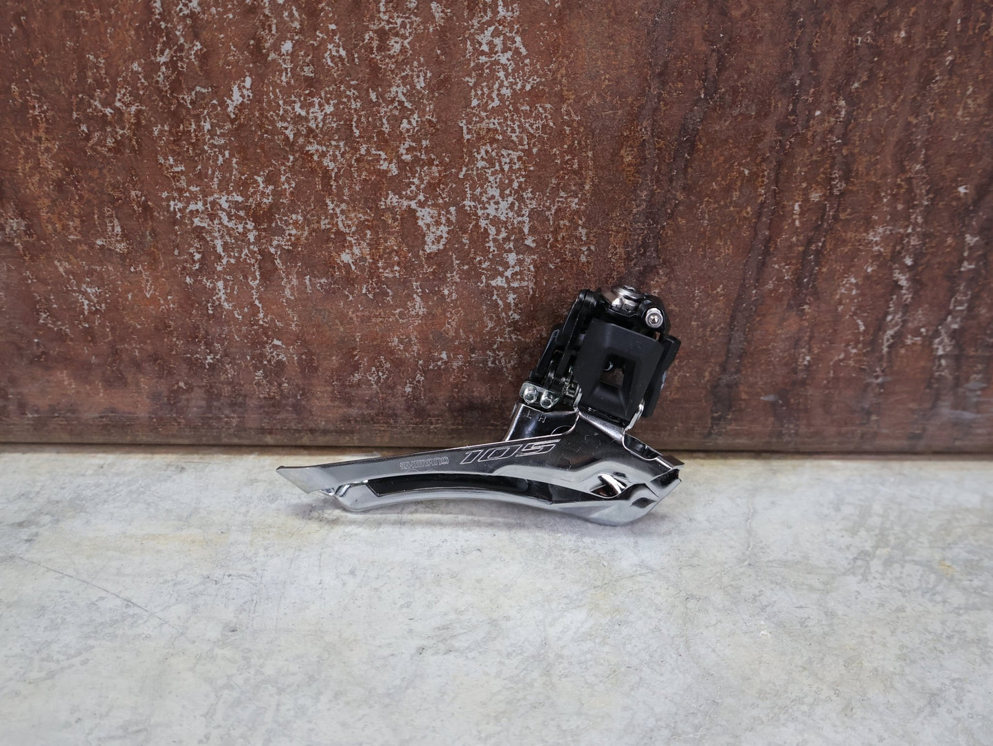 Schaltgruppen von Shimano, SHIMANO 105 R7120 / 7170 SCHALTGRUPPE 2 X 12 FACH vor USEDBIKES - OB.DE Hintergrund