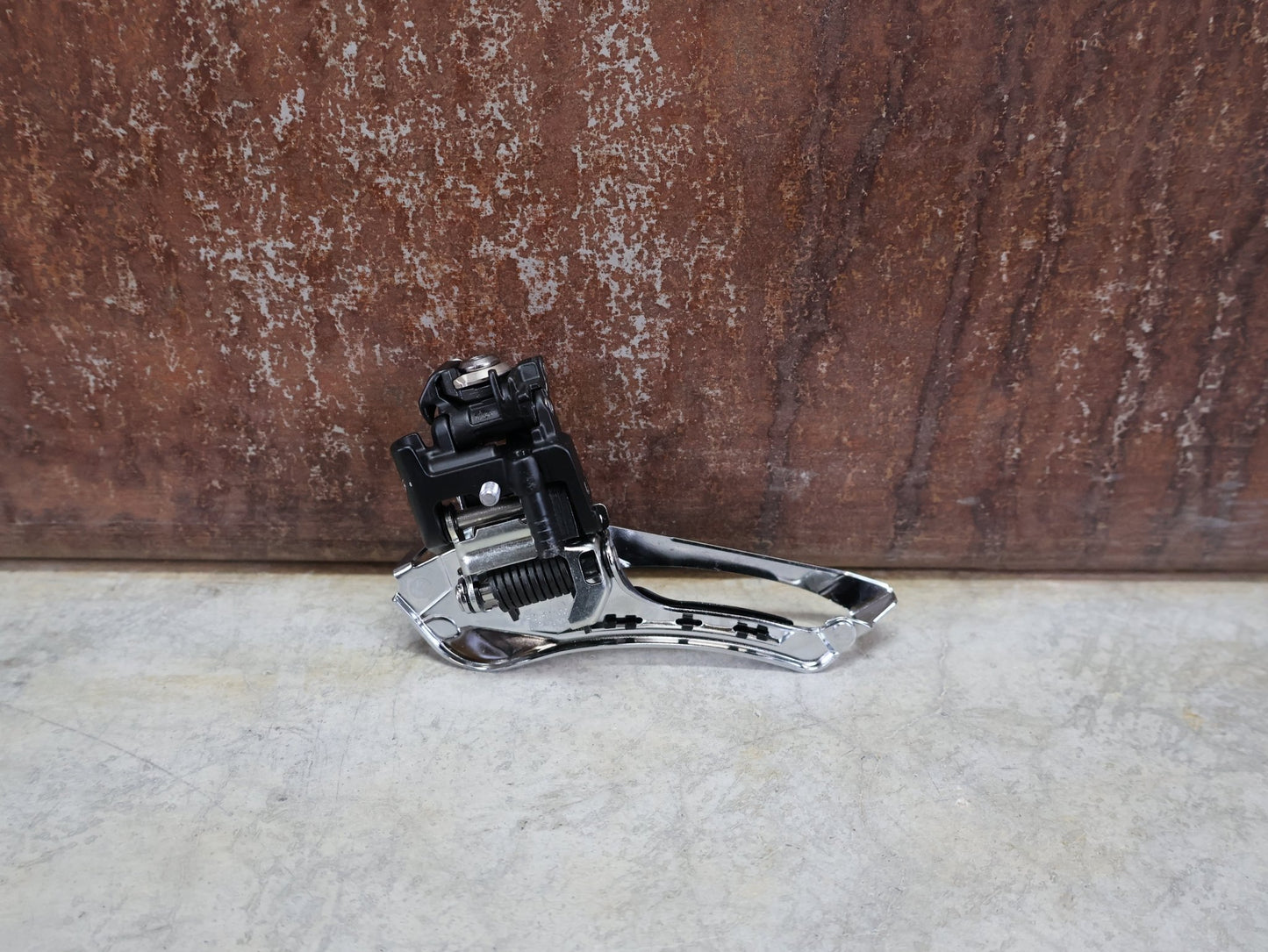 Schaltgruppen von Shimano, SHIMANO 105 R7120 / 7170 SCHALTGRUPPE 2 X 12 FACH vor USEDBIKES - OB.DE Hintergrund