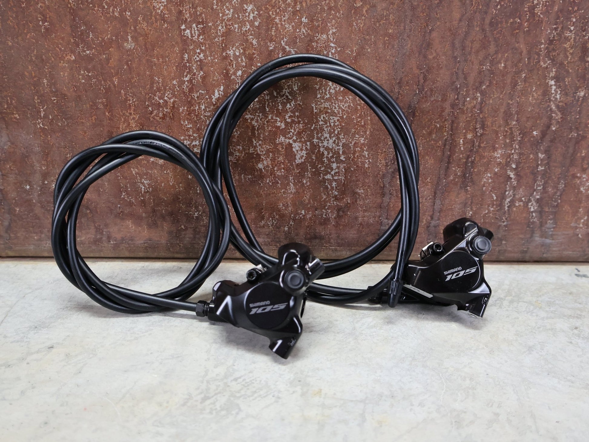 Schaltgruppen von Shimano, SHIMANO 105 R7120 / 7170 SCHALTGRUPPE 2 X 12 FACH vor USEDBIKES - OB.DE Hintergrund