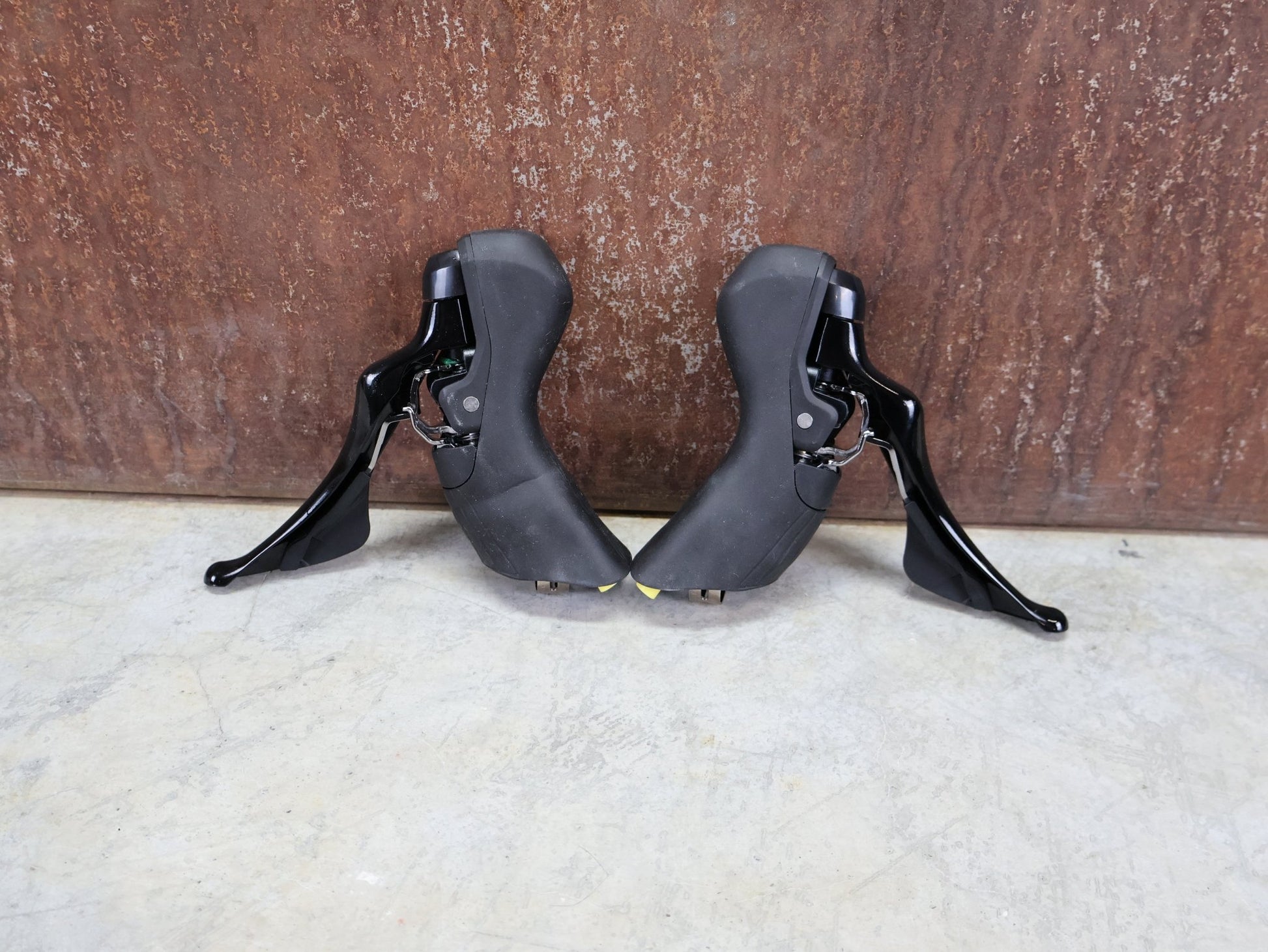 Schaltgruppen von Shimano, SHIMANO 105 R7120 / 7170 SCHALTGRUPPE 2 X 12 FACH vor USEDBIKES - OB.DE Hintergrund