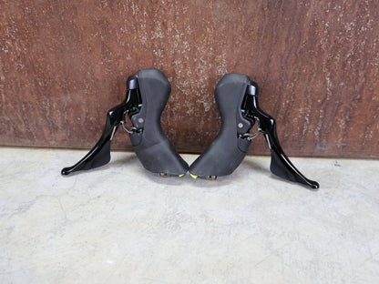 Schaltgruppen von Shimano, SHIMANO 105 R7120 / 7170 SCHALTGRUPPE 2 X 12 FACH vor USEDBIKES - OB.DE Hintergrund