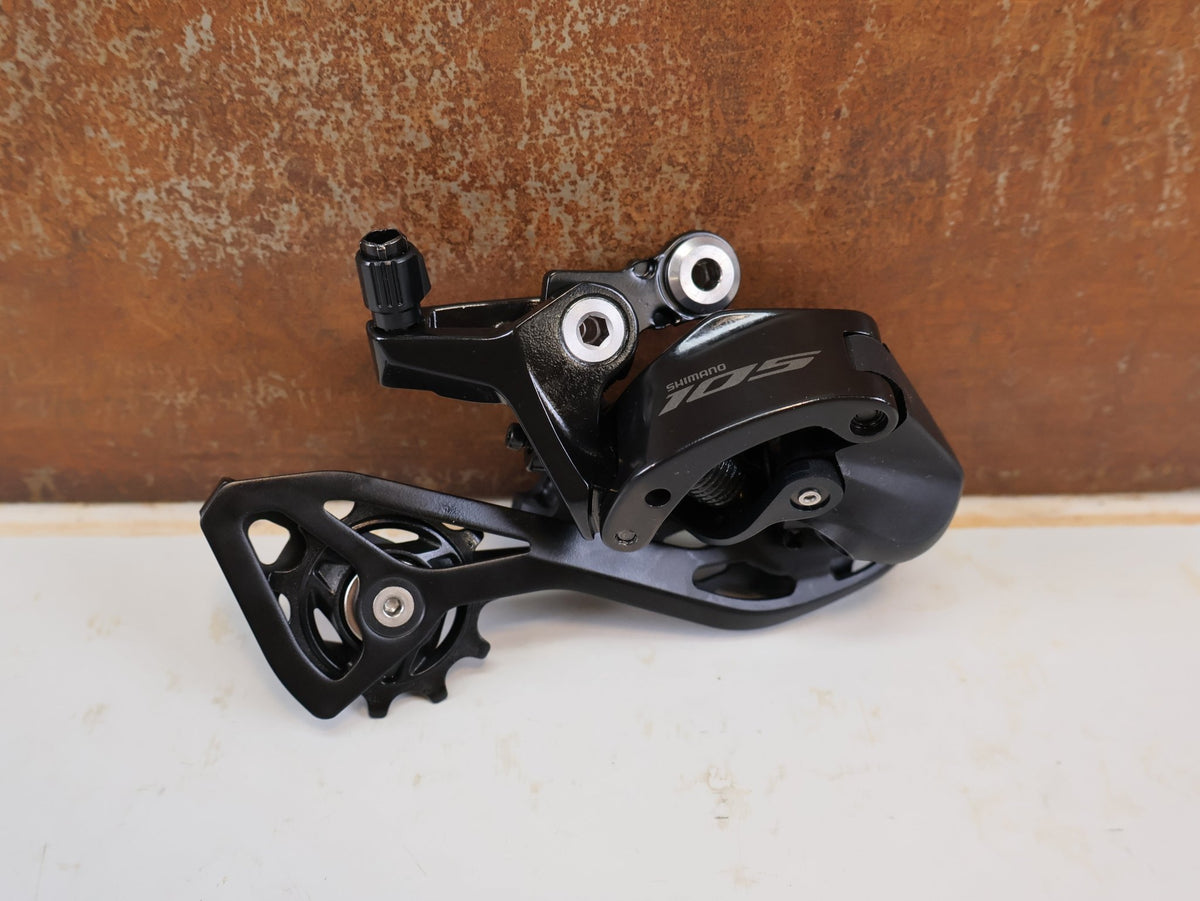Schaltgruppen von Shimano, Shimano 105 R7120 / R7100 2x12-fach Schaltgruppe Disc Hydraulisch Set vor USEDBIKES-OB.DE Hintergrund