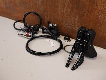 Schaltgruppen von Shimano, Shimano 105 R7120 / R7100 2x12-fach Schaltgruppe Disc Hydraulisch Set vor USEDBIKES-OB.DE Hintergrund